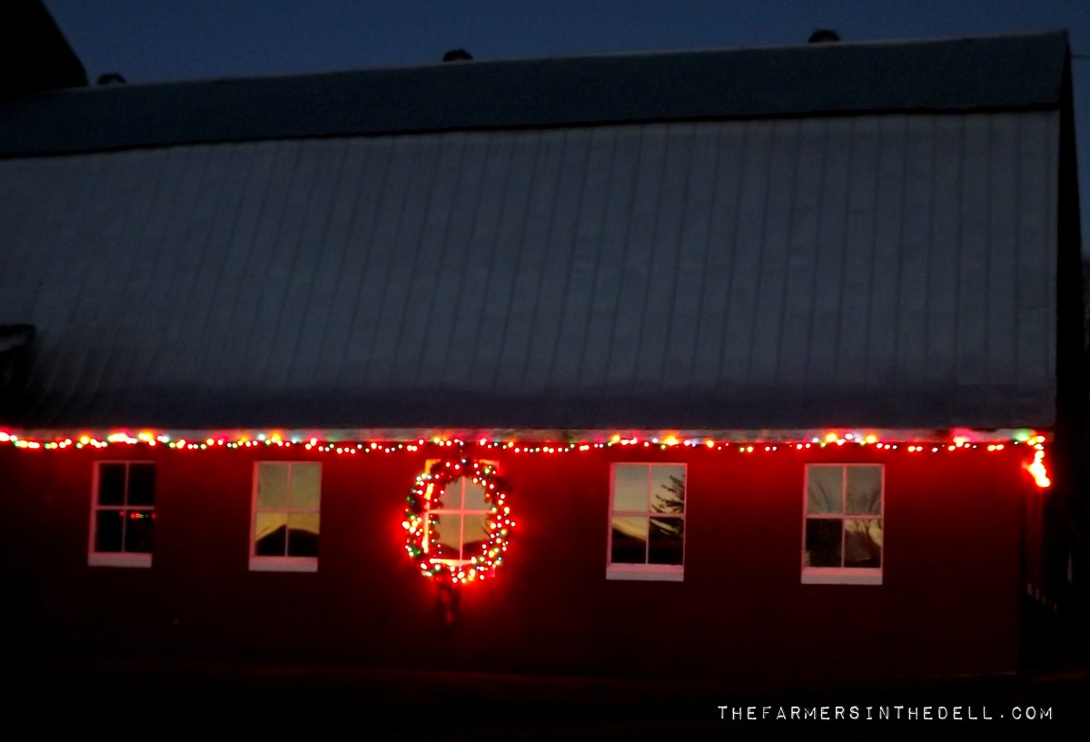 christmas barn - TheFarmersInTheDell.com